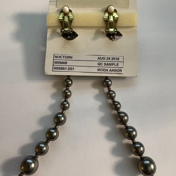 Signed Miriam Haskell gold metal, grey pearl & amethyst floral drop earrings NWT - Picture 3 of 7